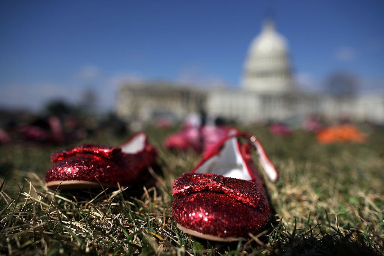 Aktivisté Display Thousands Of Shoes At U.S. Capitol Symbolizing Gun Violence Against Children